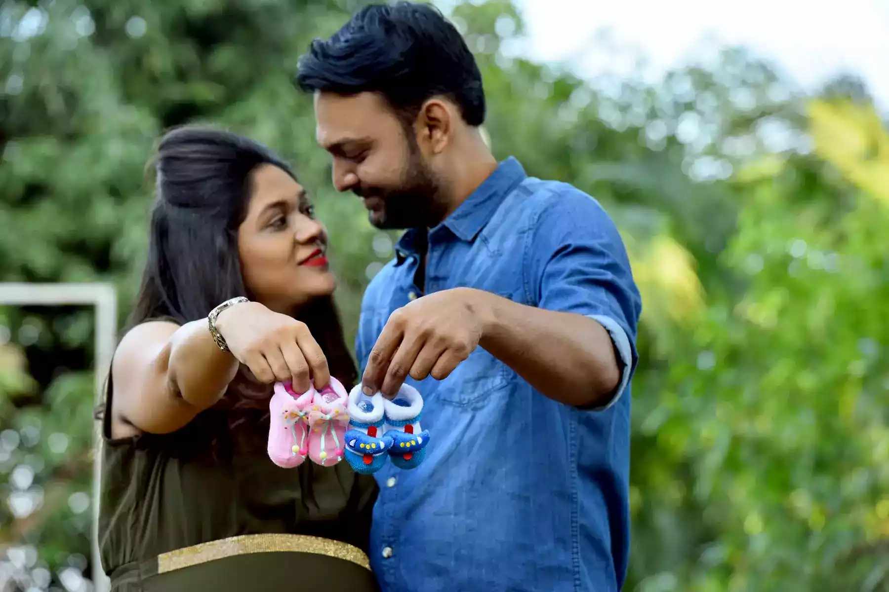 Maternity photoshoot 🌸😍 Save this post for poses… . #theshubhfilms  #maharashtra #maternity #babyshower #couple #coupleposes #photography |  Instagram